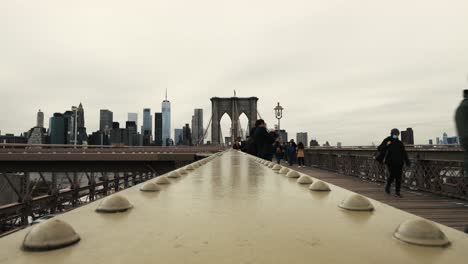 Brooklyn-Bridge-connecting-the-East-River-from-Brooklyn-to-Manhattan-in-New-York-City