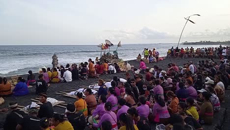 Familia-Balinesa-Orando-En-El-Mar-Ceremonia-Fúnebre-Chamánica-Indígena-Indonesia