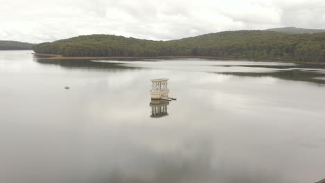 órbita-Lenta-Alrededor-De-La-Torre-De-Agua-En-La-Presa-Silvan,-Un-Gran-Depósito-De-Agua,-En-Silvan,-Victoria,-Australia