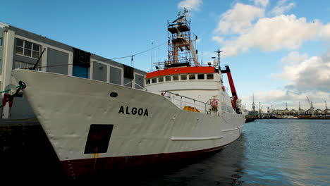 Weißer-Fischtrawler-Vertäut-Am-Kai-In-Kapstadt