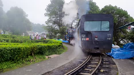 Historischer-Spielzeugzug,-Der-Morgens-Auf-Schmalspur-Fährt,-Aus-Einem-Flachen-Winkel,-Video-Aufgenommen-In-Darjeeling,-Westbengalen,-Indien,-Am-18.-September-2021