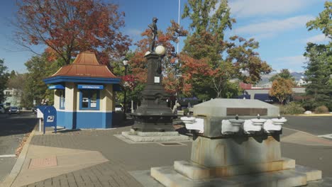 Fuentes-De-Litia-En-El-Centro-De-La-Plaza-Con-Vista-A-La-Plaza-En-Un-Día-Soleado,-Ashland-Oregon