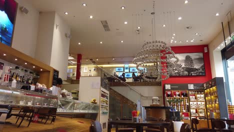 Cafe-in-London-Regent-street-waiters-wearing-masks-empty-tables