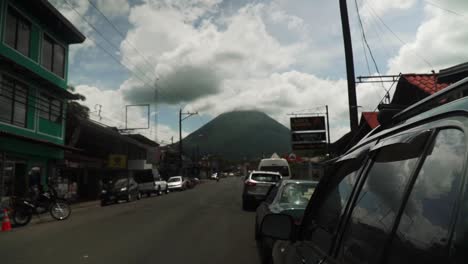 Volcán-Arenal-En-La-Fortuna-Costa-Rica-Centroamérica,-Montañas-Paisaje-De-Selva-Tropical,-Exploración-Y-Descubrimiento-De-La-Belleza-Del-Planeta-Tierra