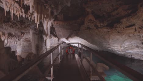 Bermudas-De-Cristal-Y-Cuevas-De-Fantasía,-Estalactitas-Con-Pasarela-Subterránea