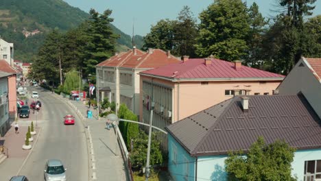 Vista-Aérea-De-Las-Calles-Y-Casas-De-La-Ciudad-De-Ivanjica