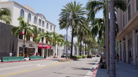 Rodeo-Drive-Es-Uno-De-Los-Destinos-De-Lujo-Más-Exclusivos-Del-Mundo-Y-Un-Centro-Incomparable-En-La-Intersección-Del-Lujo,-La-Moda-Y-El-Entretenimiento.