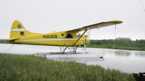 Havilland-Beaver-floatplane-taxis-in-a-river-before-taking-off