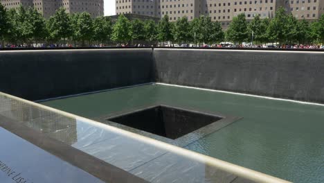 Fuente-Conmemorativa-De-Las-Torres-Gemelas-De-Nueva-York-Con-Agujero