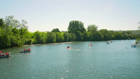 Turistas-Disfrutando-Del-Paseo-Marítimo-De-La-Isla-De-Ocio-De-Cergy-Pontoise