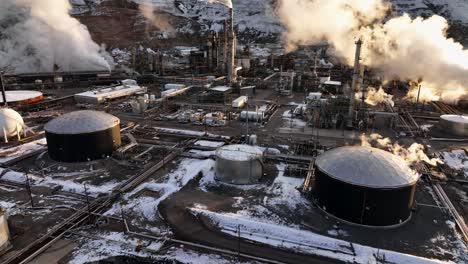 Refinería-De-Petróleo-Por-La-Mañana-En-North-Salt-Lake-Utah---Toma-Aérea-Del-Establecimiento