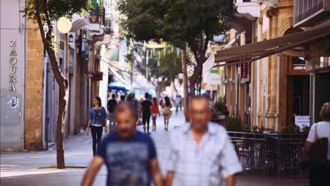 Toma-De-Lapso-De-Tiempo-De-Muchas-Personas-Caminando-En-La-Calle-Comercial-Central-En-Nicosia,-Chipre