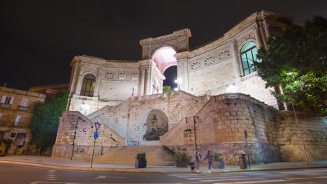 Timelapse-Estático-Del-Bastión-De-Saint-Remy,-Una-Estructura-Histórica-Con-Arco-Y-Pilares-De-Piedra-Caliza