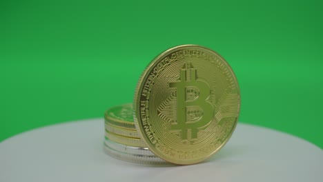 Der-Preis-Der-Kryptowährung-Bitcoin-Steigt---Die-Metallische-Goldmünze-BTC-Dreht-Sich-Vor-Dem-Grünen-Hintergrund