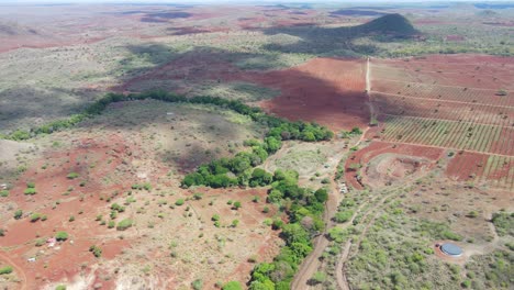 Drone-Mavic-Air-2-Volando-Sobre-La-Colina-En-La-Zona-Desértica-De-La-Sabana-Africana