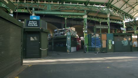 Lockdown-in-London,-empty-Borough-Market-stalls-closed-and-shuttered-stores,-during-the-Coronavirus-pandemic-2020