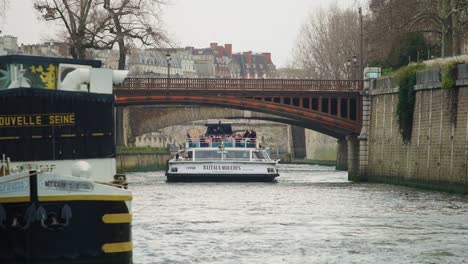 Tourist-Auf-Einer-Bootsfahrt-Auf-Der-Seine-Während-Des-Urlaubs-In-Zeitlupe,-4K-30p