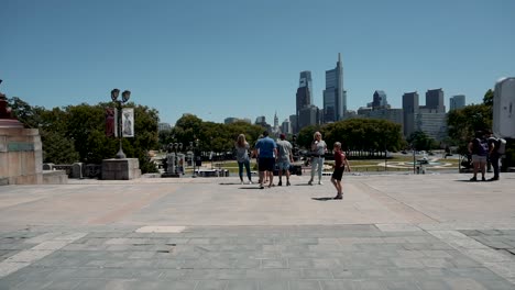 Gente-Paseando-Por-Escalones-Rocosos-Frente-Al-Museo-De-Arte-De-Filadelfia