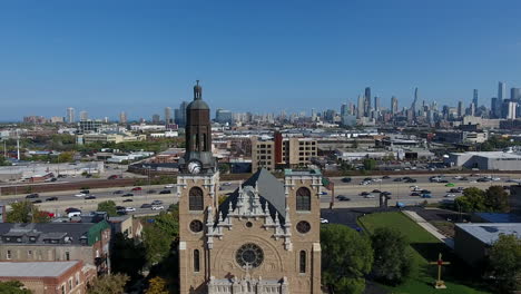 Chicago-USA,-Revealing-Aerial-View-of-Downtown-Skyscrapers-and-Highway-Traffic-From-Polish-Catholic-Church-in-Pulaski-Park,-Drone-Shot