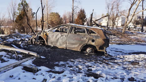 Cubierto-De-Nieve-Quemado-Y-Destruido-Mini-SUV-Permanece-En-El-Condado-De-Boulder,-Colorado,-EE.UU.-Después-Del-Desastre-De-Los-Incendios-Forestales-De-Marshall-Fire