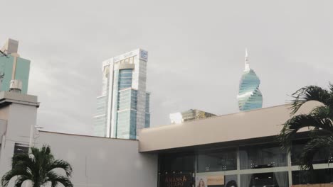 Toma-Panorámica-Que-Revela-Dos-Obras-Maestras-Del-Diseño-Arquitectónico-De-Pinzón-Lozano-Y-Asociados,-El-Tornillo-Y-El-Edificio-Torre-Global-Bank,-Ciudad-De-Panamá