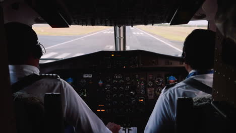 Kleines-Flugzeug-Landet-Auf-Der-Landebahn-In-Nicaragua