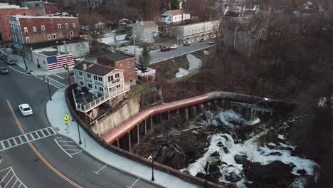 Las-Cataratas-Wappinger-Creek-Y-El-Centro-De-Wappingers-Falls-Se-Muestran-En-Este-Metraje-Aéreo-De-1080