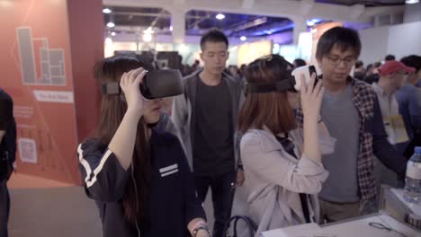 Asiatische-Frauen-Probieren-VR-Headsets-Auf-Der-Technologieausstellung-Aus