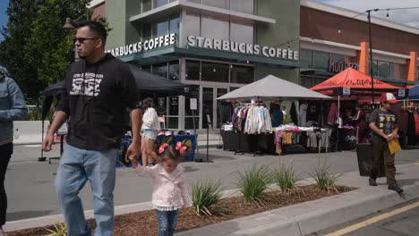 Varias-Personas-Caminando-En-Un-Evento-Emergente-Fuera-De-Starbucks.