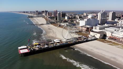 Una-Vista-Aérea-De-La-Icónica-Costa-De-La-Ciudad-Atlántica-Y-El-Muelle-De-Acero