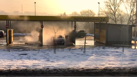 Blick-Auf-Eine-24-Stunden-Autowaschanlage-Oder-Autowaschanlage-Während-Der-Wintersaison