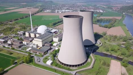 Vista-Aérea-De-Una-Central-Nuclear-En-Grohnde,-Alemania-En-Un-Día-Soleado.