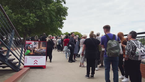 Leute,-Die-Für-Die-Königin-Anstehen,-Die-Im-Zustand-An-Der-Southbank-In-London-Liegt