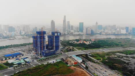 Baustelle-In-Verschmutzter-Ho-Chi-Minh-Stadt-Am-Ufer-Des-Saigon-Flusses