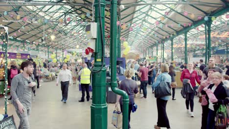 Gente-En-El-Mercado-De-St-George-En-Belfast-En-Un-Ajetreado-Día-De-Compras