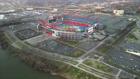 Volando-Hacia-El-Estadio-Nissan,-Hogar-De-Los-Titanes-De-Tennessee-En-Nashville,-Tennessee