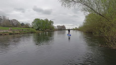 Ufervögel-Und-Idyllische-Landschaft-Am-Ruhigen-Paddleboard-Fluss