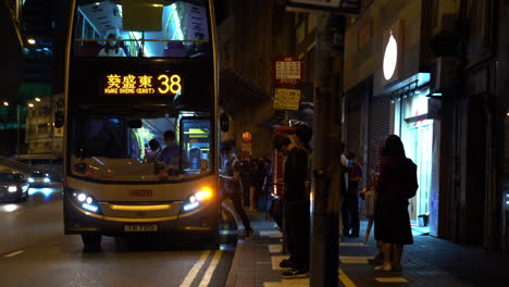 Public-bus-at-bus-stop-at-night,-Hong-Kong