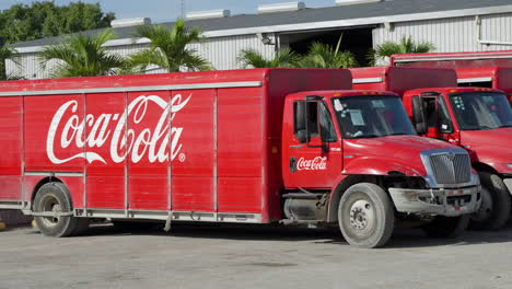 Seitenansicht-Eines-Geparkten-Roten-Coca-Cola-Trucks-Im-Distributionszentrum-In-Punta-Cana,-Dominikanische-Republik