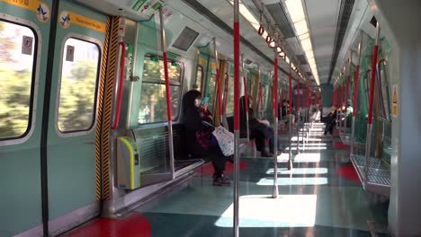 Pasajeros-Del-Ferrocarril-De-Tránsito-Masivo-Mtr-De-Hong-Kong-En-Un-Tren-Casi-Vacío-Durante-La-Pandemia-Del-Virus-Covid-19