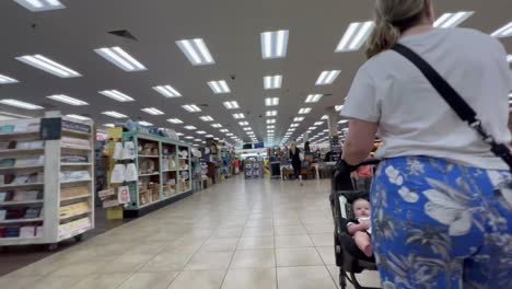 4k-Caminando-Por-El-Vestíbulo-De-Una-Gasolinera-De-Buc-ee-Durante-La-Hora-Pico-En-Una-Tienda-De-Conveniencia-De-Texas