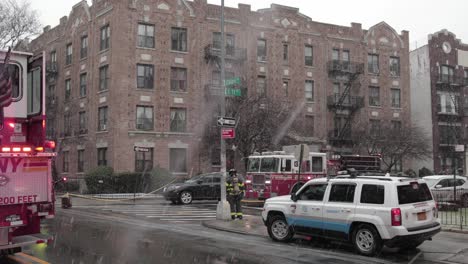 Vehículo-Cónico-Y-Camiones-De-Bomberos-Fdny-Rodean-A-Los-Bomberos-Que-Evalúan-El-Accidente-Del-Cable-Eléctrico-En-La-Nieve---Plano-General