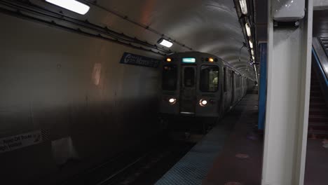 Tren-Subterráneo-Llegando-A-La-Estación-A-Toda-Velocidad-En-La-Ciudad-De-Chicago-Mientras-Los-Pasajeros-Esperan