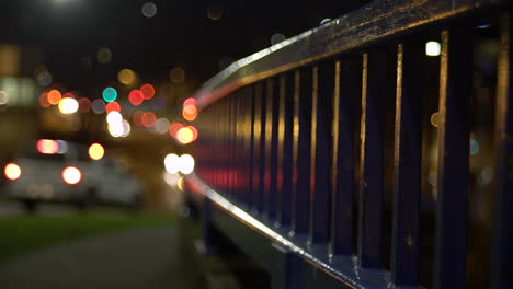 Luces-De-Coche-Desenfocadas-De-ángulo-Bajo-Desde-Un-Puente-Bokeh-De-Escena-Nocturna