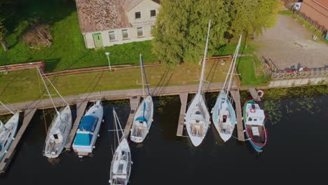 Am-Kai-Festgemachte-Luftschiff-Yachten