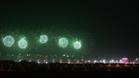 Manama,-Bahrein---16-De-Diciembre:-Fuegos-Artificiales-Exhibidos-En-El-Circuito-Internacional-De-Bahrein-Con-Motivo-Del-Día-Nacional-De-Bahrein