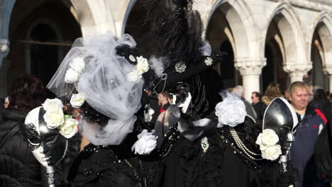 Pareja-De-Enmascarados-Venitan-Blanco-Y-Negro-Dálmata-En-Pareja-De-Venecia