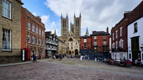 Zeitraffer-Der-Historischen-Stadt-Lincoln-In-England-Mit-Den-Gotischen-Türmen-Der-Mittelalterlichen-Kathedrale,-Die-über-Dem-Gepflasterten-Marktplatz-Aufragen