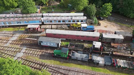 Vista-Aérea-Sobre-Vagones-De-Mercancías-Ferroviarios-De-Ironstone-De-Northamptonshire-En-Vías-En-Desuso