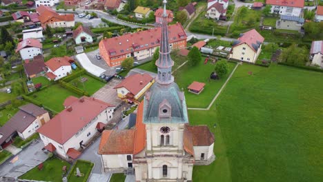 Linda-Bistrica-Slovenska-Con-La-Iglesia-Parroquial-De-San-Bartolomé